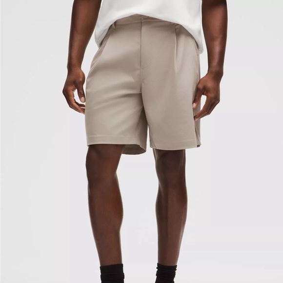 Lululemon Woven Relaxed-Fit Pleated Short 8" - Picture 1 of 6